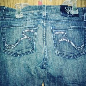 ROCK & REPUBLIC SKINNY BLUE JEANS